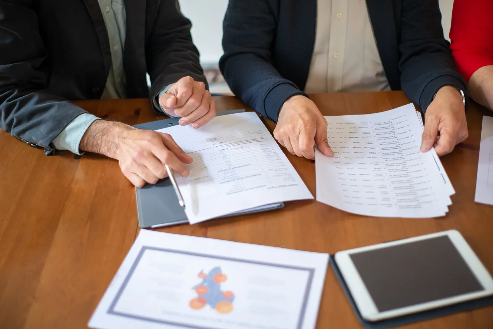 Profesionales revisando documentación durante una reunión de trabajo